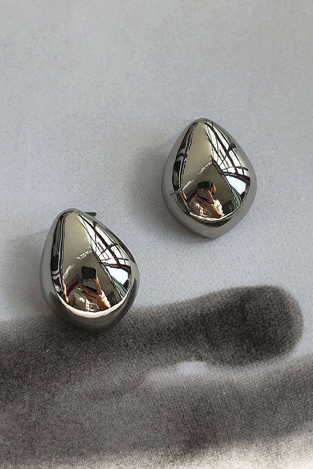 Ángela - Pendientes Metálicos en Forma de Gota
